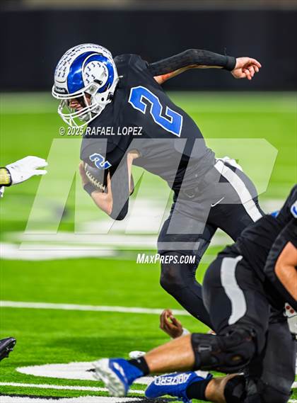Thumbnail 3 in Refugio vs. Joaquin (UIL 2A D1 Football Semifinals) photogallery.