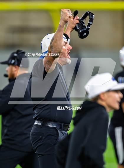 Thumbnail 2 in Refugio vs. Joaquin (UIL 2A D1 Football Semifinals) photogallery.