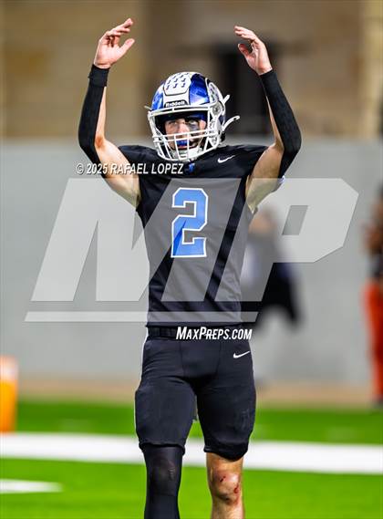 Thumbnail 2 in Refugio vs. Joaquin (UIL 2A D1 Football Semifinals) photogallery.