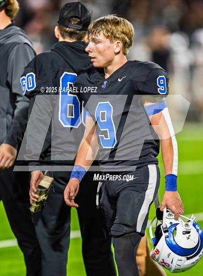 Thumbnail 2 in Refugio vs. Joaquin (UIL 2A D1 Football Semifinals) photogallery.