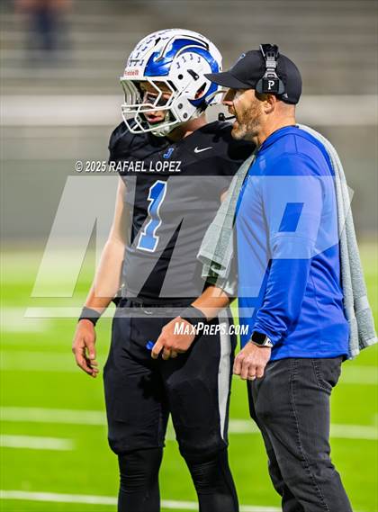 Thumbnail 3 in Refugio vs. Joaquin (UIL 2A D1 Football Semifinals) photogallery.