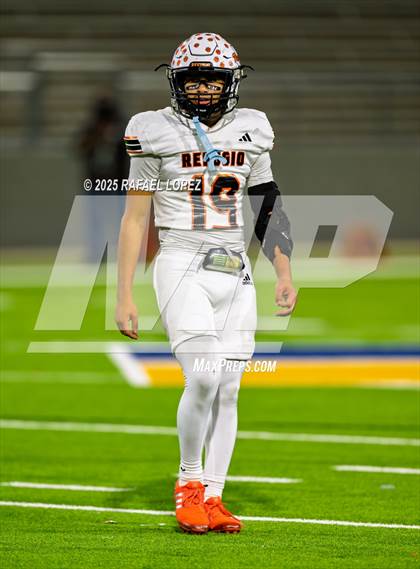 Thumbnail 3 in Refugio vs. Joaquin (UIL 2A D1 Football Semifinals) photogallery.