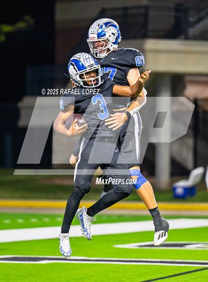 Thumbnail 2 in Refugio vs. Joaquin (UIL 2A D1 Football Semifinals) photogallery.