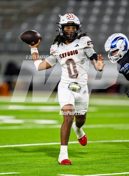 Thumbnail 2 in Refugio vs. Joaquin (UIL 2A D1 Football Semifinals) photogallery.