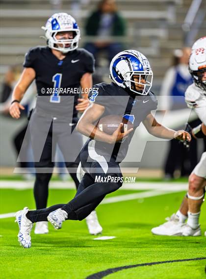 Thumbnail 2 in Refugio vs. Joaquin (UIL 2A D1 Football Semifinals) photogallery.