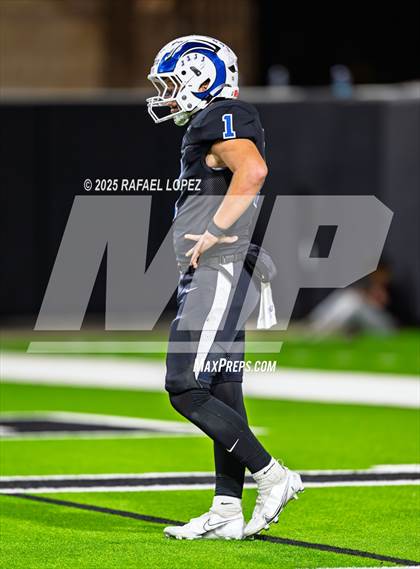 Thumbnail 2 in Refugio vs. Joaquin (UIL 2A D1 Football Semifinals) photogallery.