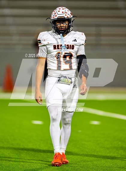Thumbnail 3 in Refugio vs. Joaquin (UIL 2A D1 Football Semifinals) photogallery.