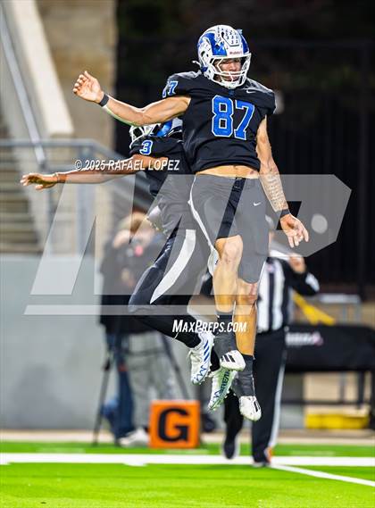 Thumbnail 1 in Refugio vs. Joaquin (UIL 2A D1 Football Semifinals) photogallery.