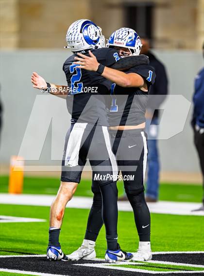 Thumbnail 3 in Refugio vs. Joaquin (UIL 2A D1 Football Semifinals) photogallery.