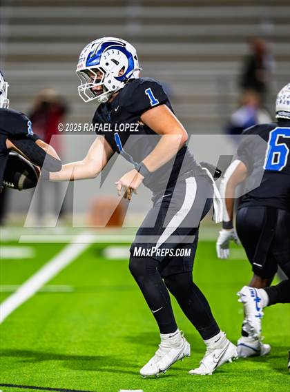 Thumbnail 3 in Refugio vs. Joaquin (UIL 2A D1 Football Semifinals) photogallery.