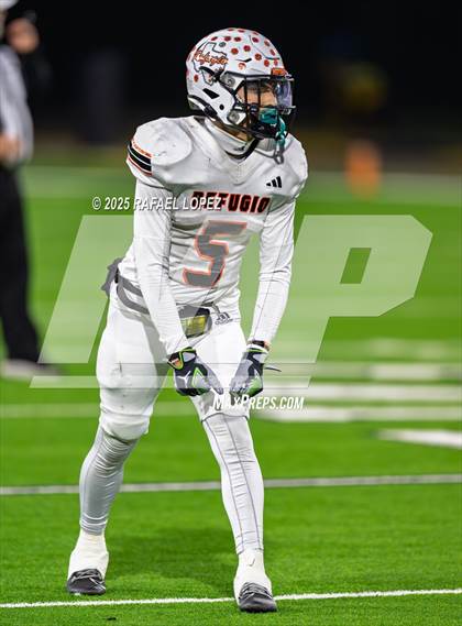 Thumbnail 2 in Refugio vs. Joaquin (UIL 2A D1 Football Semifinals) photogallery.