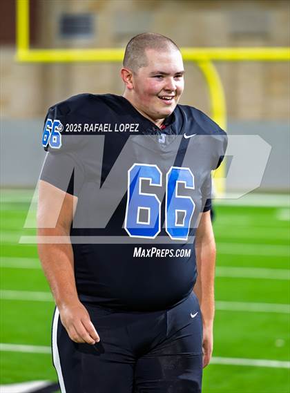 Thumbnail 2 in Refugio vs. Joaquin (UIL 2A D1 Football Semifinals) photogallery.