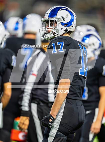 Thumbnail 1 in Refugio vs. Joaquin (UIL 2A D1 Football Semifinals) photogallery.