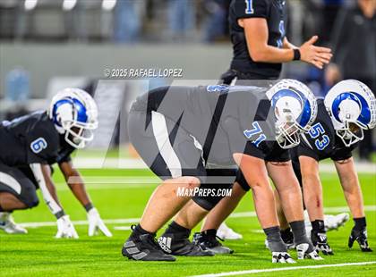 Thumbnail 2 in Refugio vs. Joaquin (UIL 2A D1 Football Semifinals) photogallery.