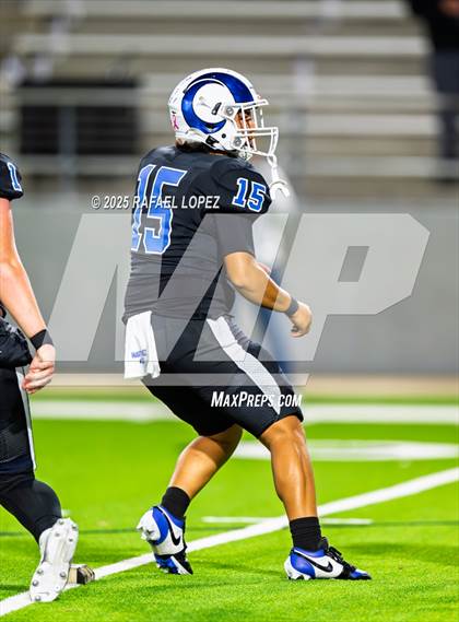 Thumbnail 2 in Refugio vs. Joaquin (UIL 2A D1 Football Semifinals) photogallery.