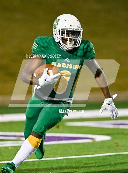 Thumbnail 3 in Groesbeck vs. Madison (UIL 3A Bi-District) photogallery.