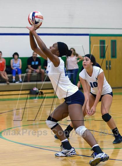 Thumbnail 2 in Marymount vs. Los Osos (Durango Fall Classic) photogallery.