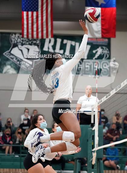 Thumbnail 3 in Richards School for Young Women Leaders vs. Magnolia West (UIL 5A Area Playoff) photogallery.