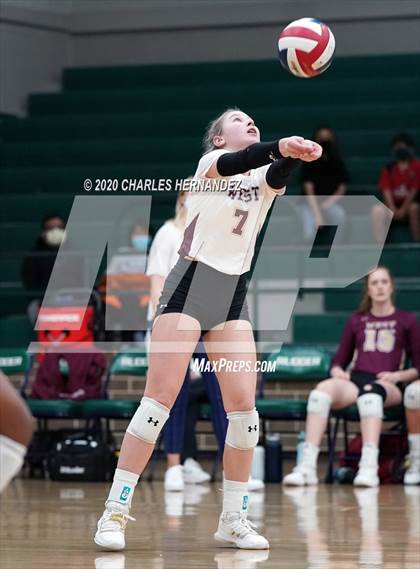Thumbnail 3 in Richards School for Young Women Leaders vs. Magnolia West (UIL 5A Area Playoff) photogallery.