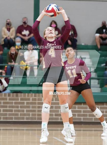 Thumbnail 3 in Richards School for Young Women Leaders vs. Magnolia West (UIL 5A Area Playoff) photogallery.