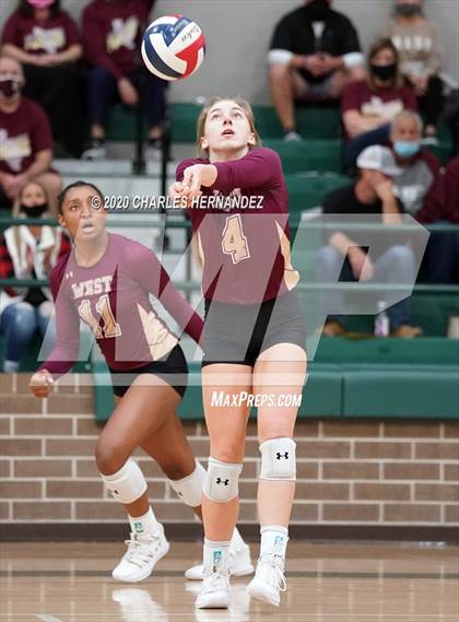 Thumbnail 2 in Richards School for Young Women Leaders vs. Magnolia West (UIL 5A Area Playoff) photogallery.