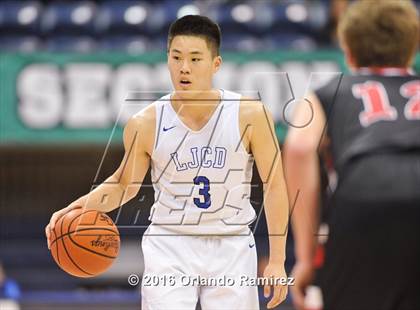 Thumbnail 3 in La Jolla Country Day vs La Jolla (CIF SDS D2 Final) photogallery.