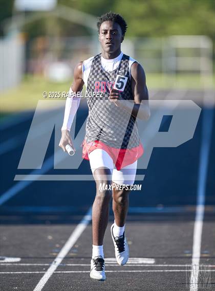 Thumbnail 3 in Dog Pound Invitational (4x200M) photogallery.