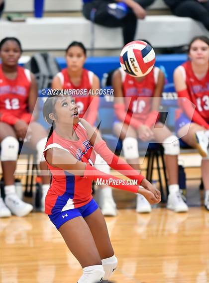 Thumbnail 2 in Grand Oaks vs. Fort Bend Dulles (2023 KISD/CFISD Varsity Tournament) photogallery.