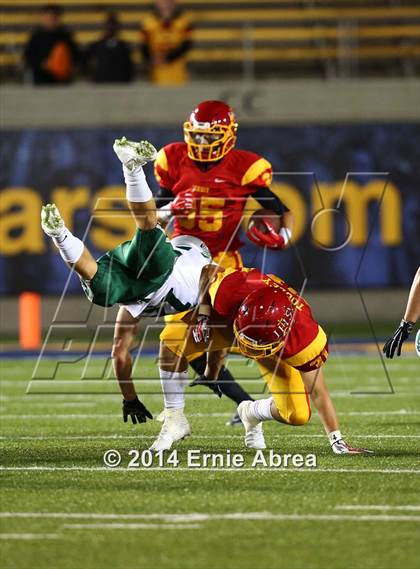 Thumbnail 2 in De La Salle vs. Jesuit photogallery.