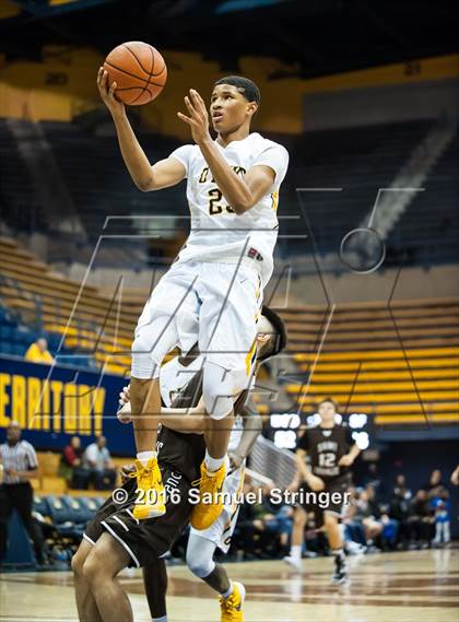 Thumbnail 2 in Saint Francis vs. Bishop O'Dowd (MaxPreps MLK Classic) photogallery.