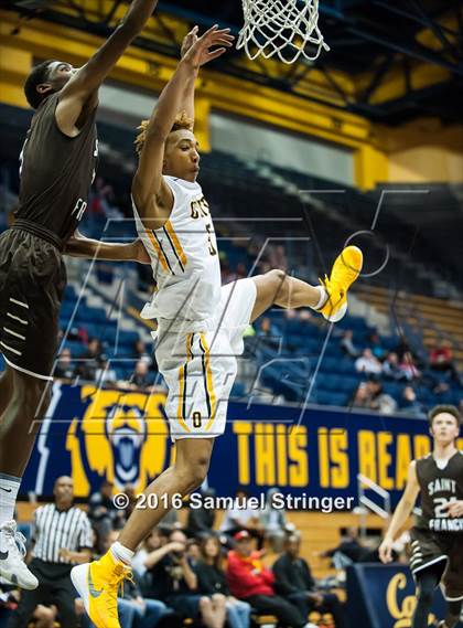Thumbnail 3 in Saint Francis vs. Bishop O'Dowd (MaxPreps MLK Classic) photogallery.