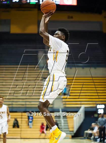 Thumbnail 3 in Saint Francis vs. Bishop O'Dowd (MaxPreps MLK Classic) photogallery.