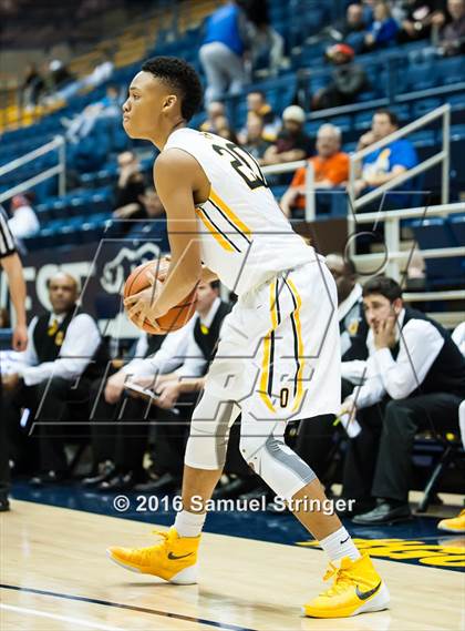 Thumbnail 2 in Saint Francis vs. Bishop O'Dowd (MaxPreps MLK Classic) photogallery.