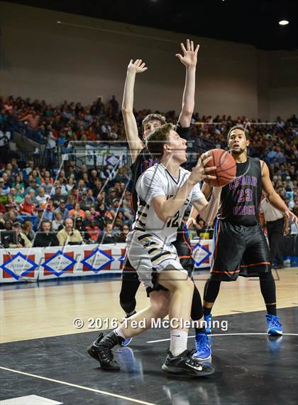 Thumbnail 1 in Charleston vs. Cedar Ridge (AAA 3A Final) photogallery.