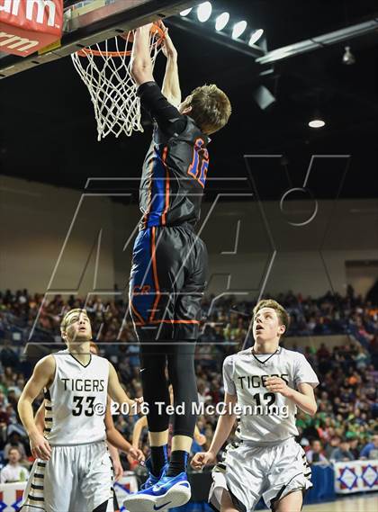 Thumbnail 1 in Charleston vs. Cedar Ridge (AAA 3A Final) photogallery.