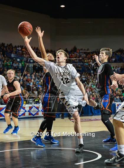 Thumbnail 1 in Charleston vs. Cedar Ridge (AAA 3A Final) photogallery.