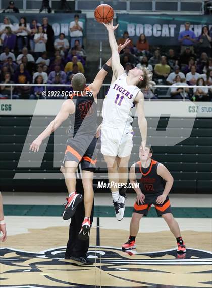 Thumbnail 2 in Waverly vs. McClain (OHSAA D2 Regional Semifinal) photogallery.