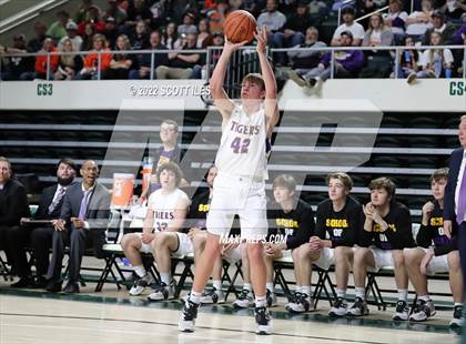 Thumbnail 2 in Waverly vs. McClain (OHSAA D2 Regional Semifinal) photogallery.