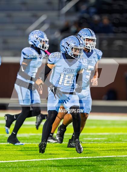 Thumbnail 3 in Silsbee vs. Sweeny (UIL 4A D2 Football Bi-District) photogallery.