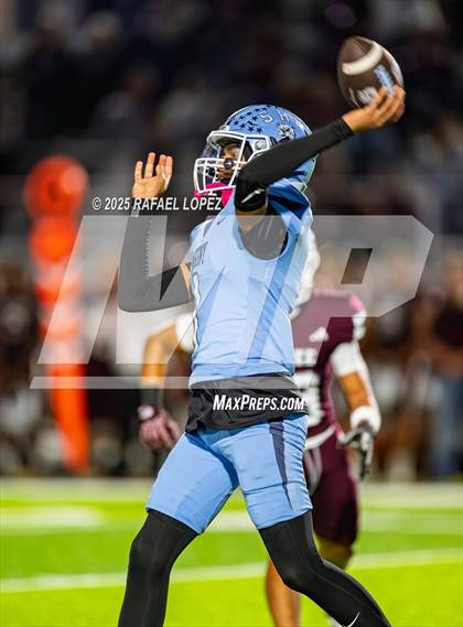 Thumbnail 2 in Silsbee vs. Sweeny (UIL 4A D2 Football Bi-District) photogallery.