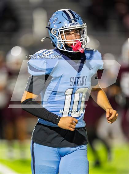 Thumbnail 3 in Silsbee vs. Sweeny (UIL Football 4A D2 Bi-District) photogallery.