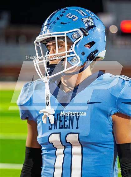 Thumbnail 1 in Silsbee vs. Sweeny (UIL 4A D2 Football Bi-District) photogallery.