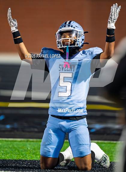 Thumbnail 1 in Silsbee vs. Sweeny (UIL Football 4A D2 Bi-District) photogallery.