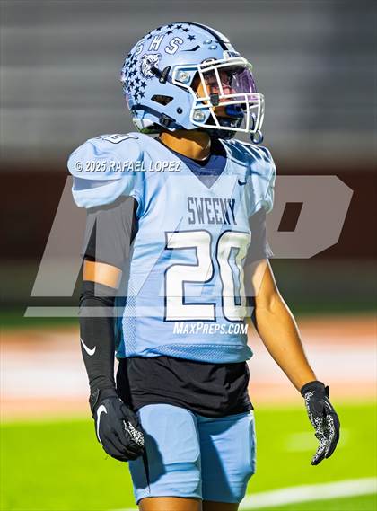 Thumbnail 2 in Silsbee vs. Sweeny (UIL Football 4A D2 Bi-District) photogallery.
