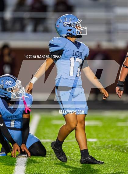 Thumbnail 2 in Silsbee vs. Sweeny (UIL Football 4A D2 Bi-District) photogallery.