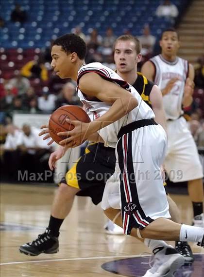 Thumbnail 3 in Bishop Montgomery vs. Salesian (CIF State D4 Final) photogallery.