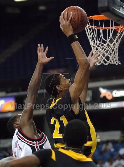 Thumbnail 3 in Bishop Montgomery vs. Salesian (CIF State D4 Final) photogallery.
