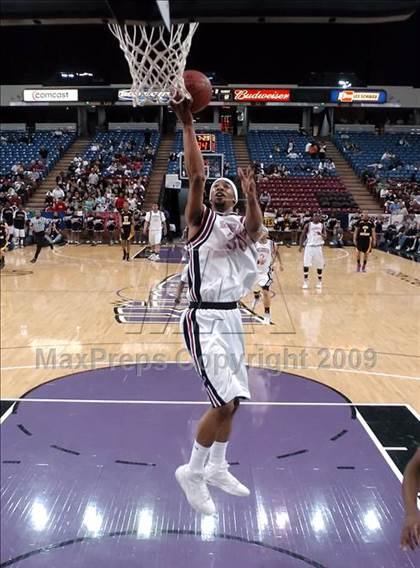 Thumbnail 2 in Bishop Montgomery vs. Salesian (CIF State D4 Final) photogallery.