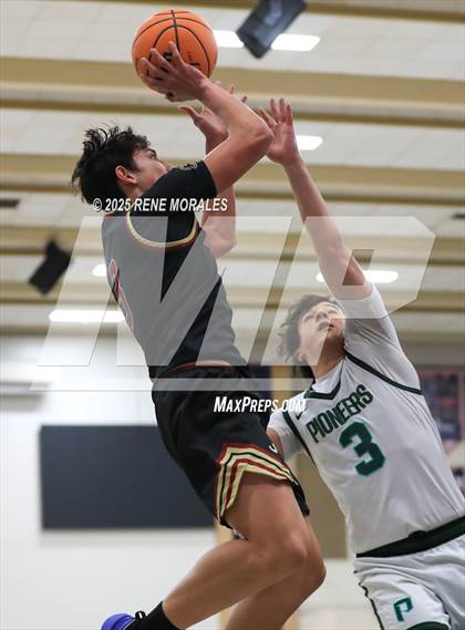Thumbnail 2 in Bishop Alemany vs Providence (Crown City Round Ball Classic) photogallery.