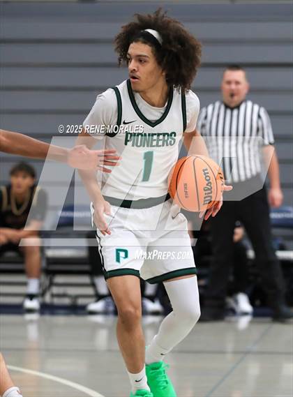 Thumbnail 2 in Bishop Alemany vs Providence (Crown City Round Ball Classic) photogallery.